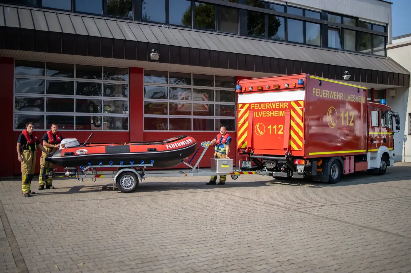 Rettungsboot der Feuerwehr Ilvesheim auf dem Trailer