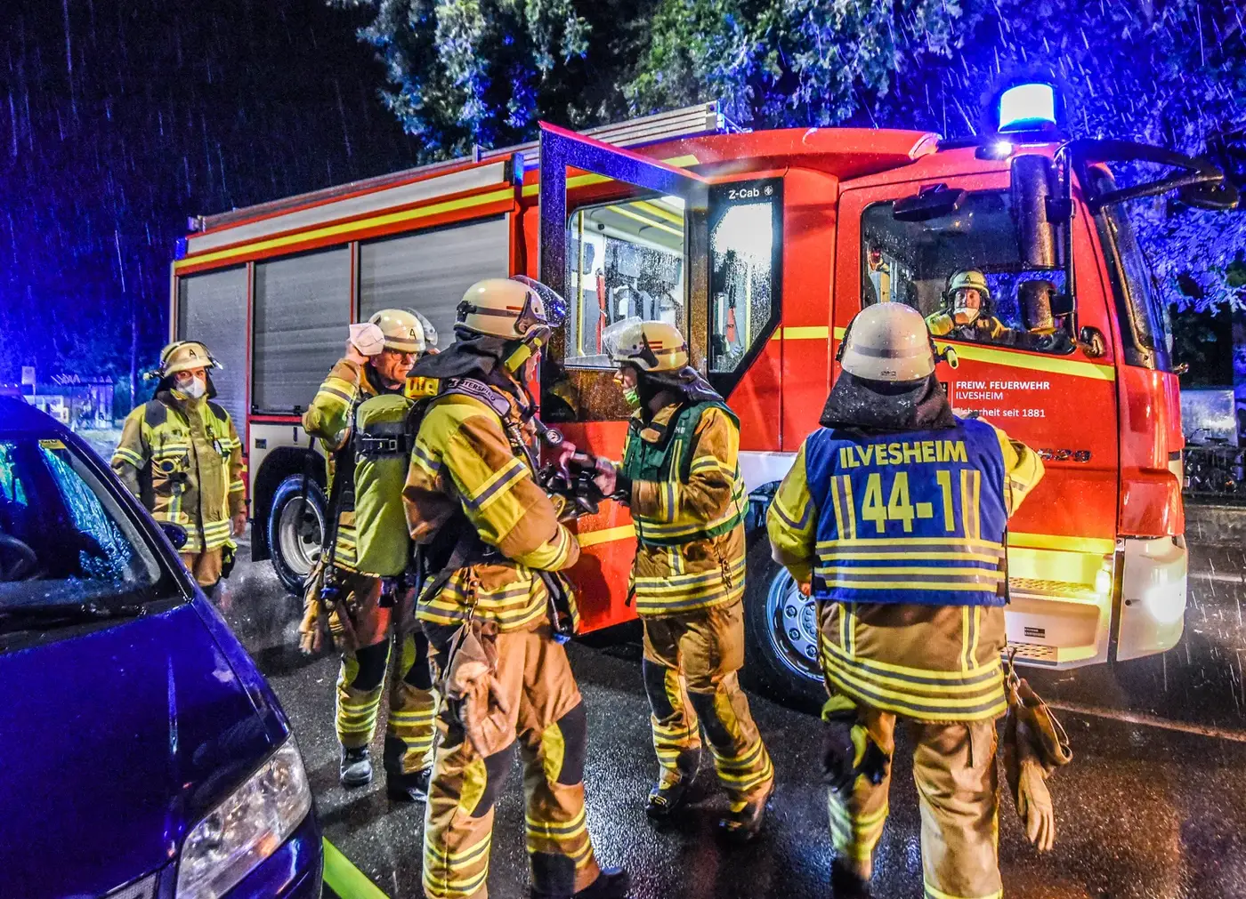 Einsatzkräfte der Feuerwehr Ilvesheim bei einem nächtlichen Brandeinsatz
