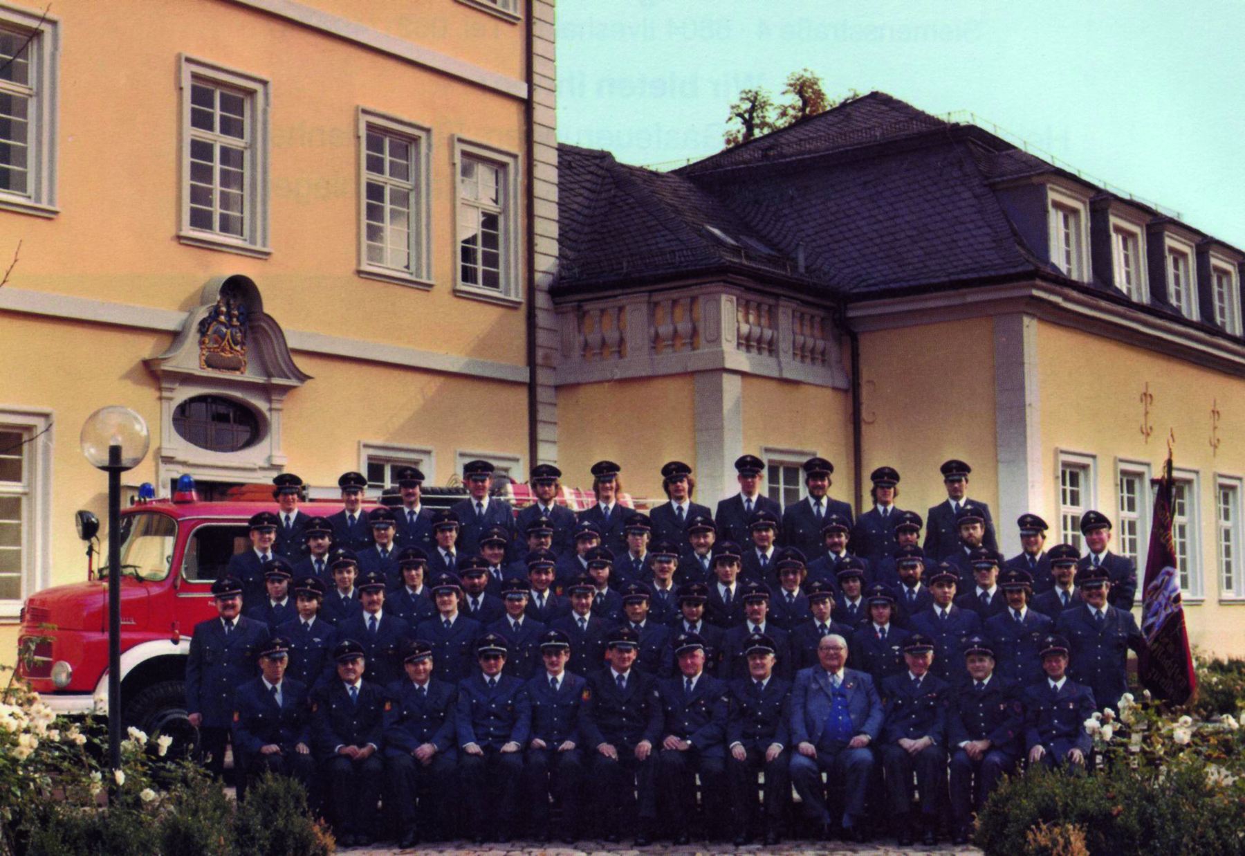 Gesamtaufnahme der Wehr vor dem Schloss