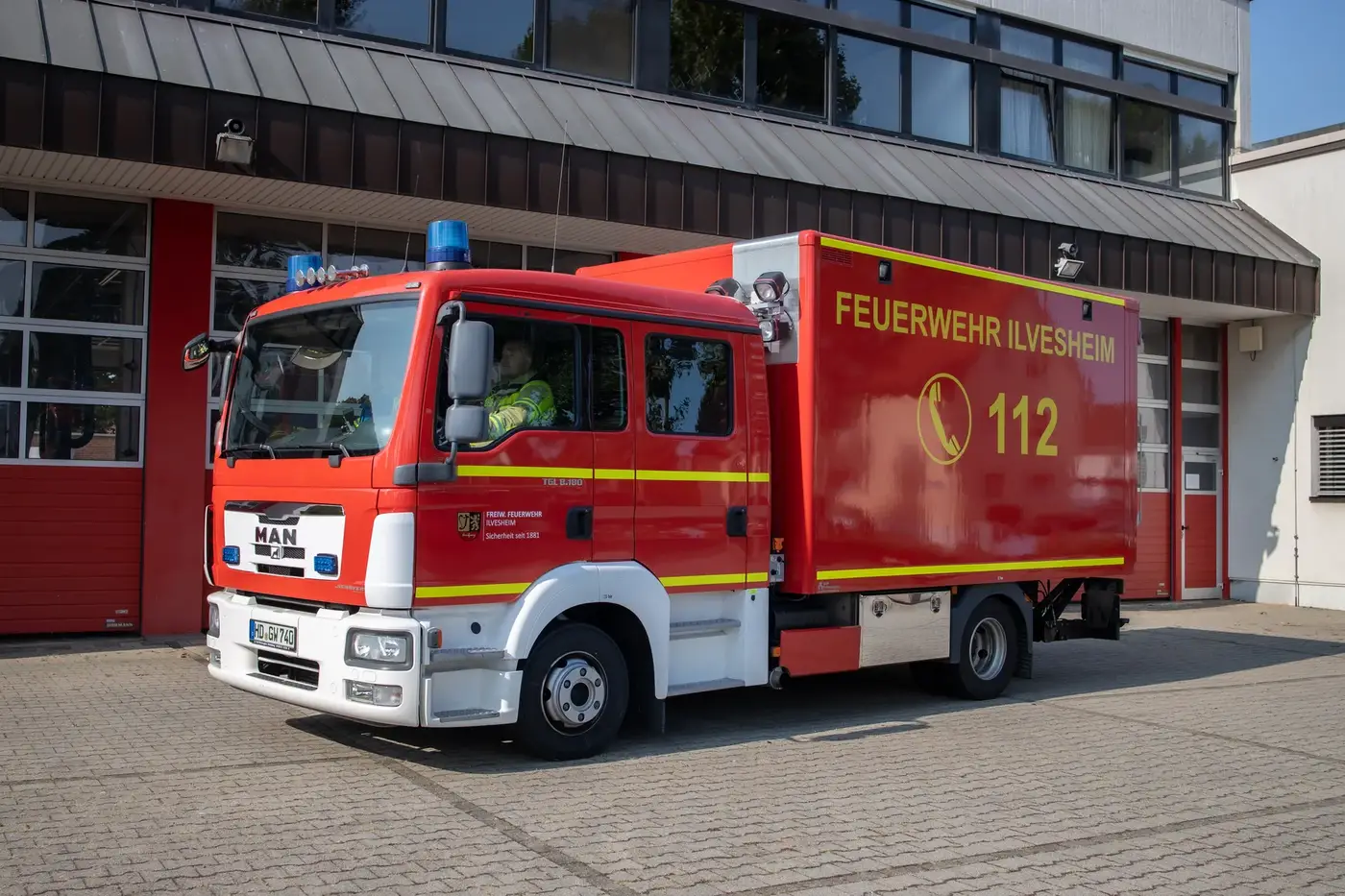 Gerätewagen-Logistik der Feuerwehr Ilvesheim vor dem Feuerwehrgerätehaus