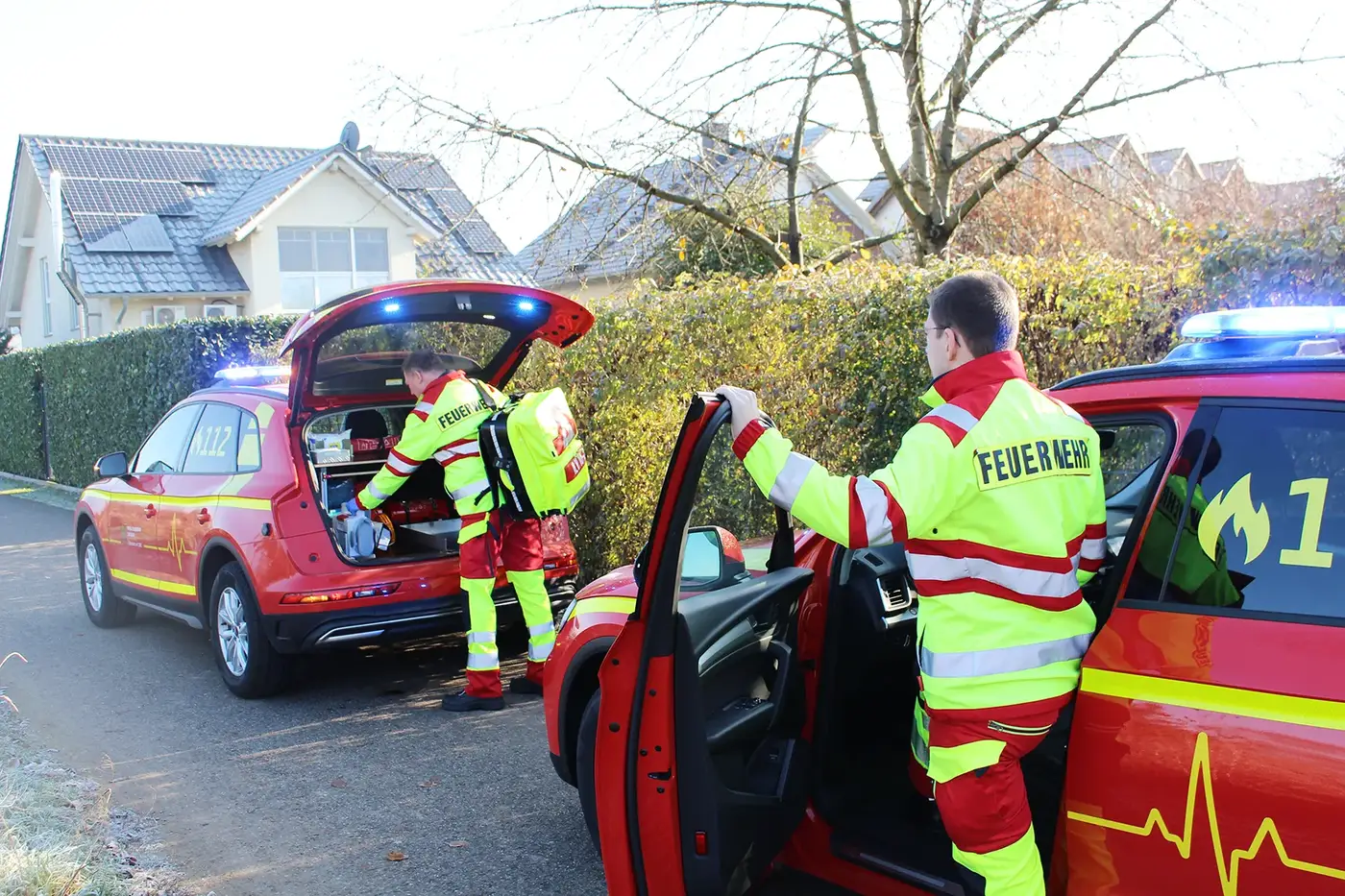 Einsatzkräfte der Feuerwehr Ilvesheim am Kommandowagen 1