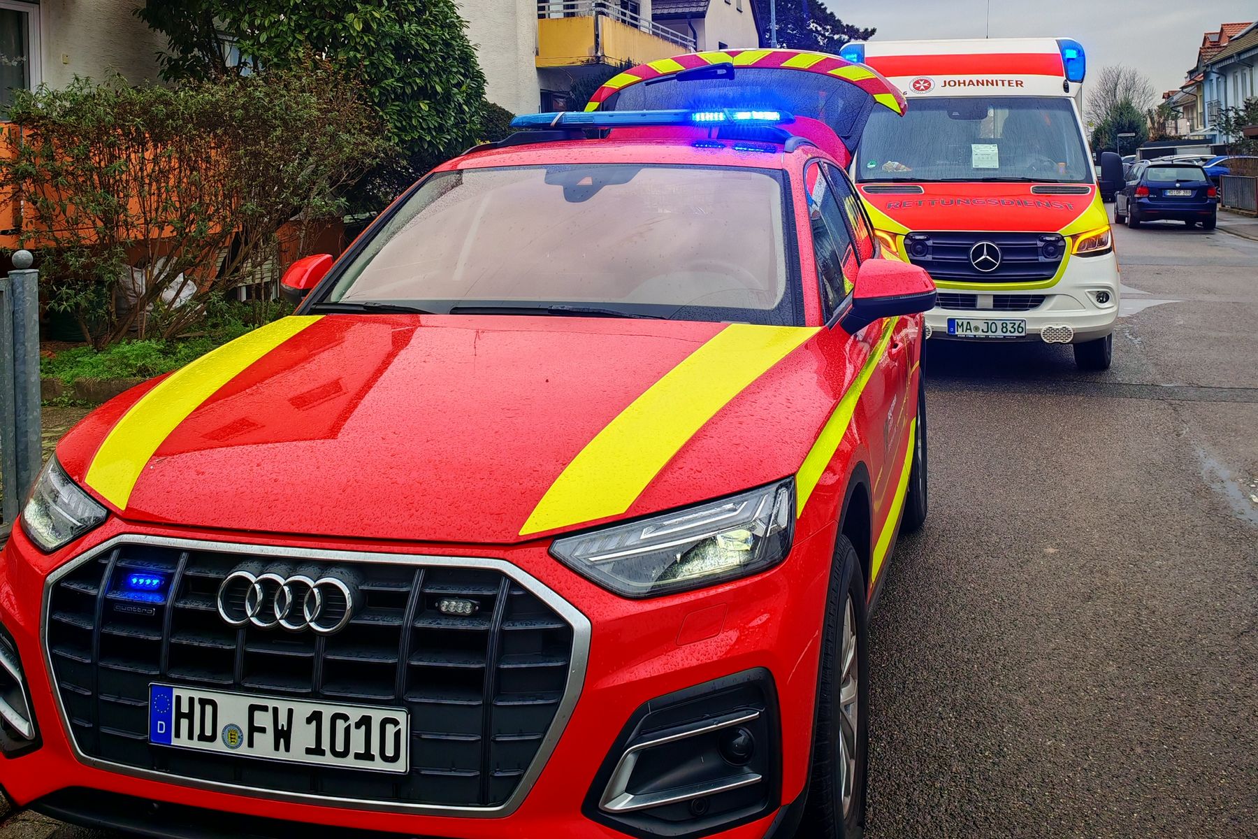 Kommandowagen 2 der Feuerwehr Ilvesheim vor dem Feuerwehrgerätehaus