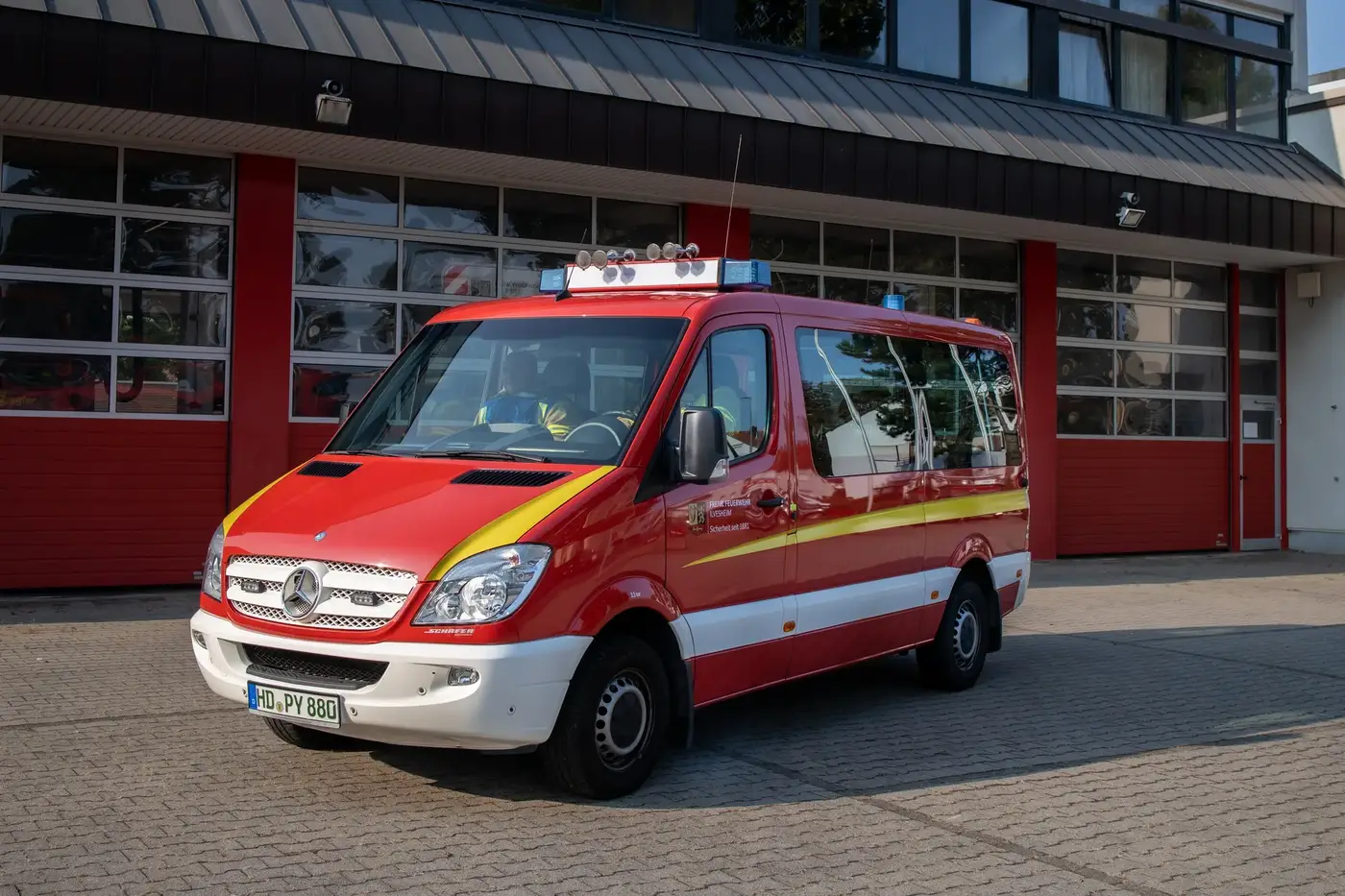 Mannschaftstransportwagen der Feuerwehr Ilvesheim vor dem Feuerwehrgerätehaus