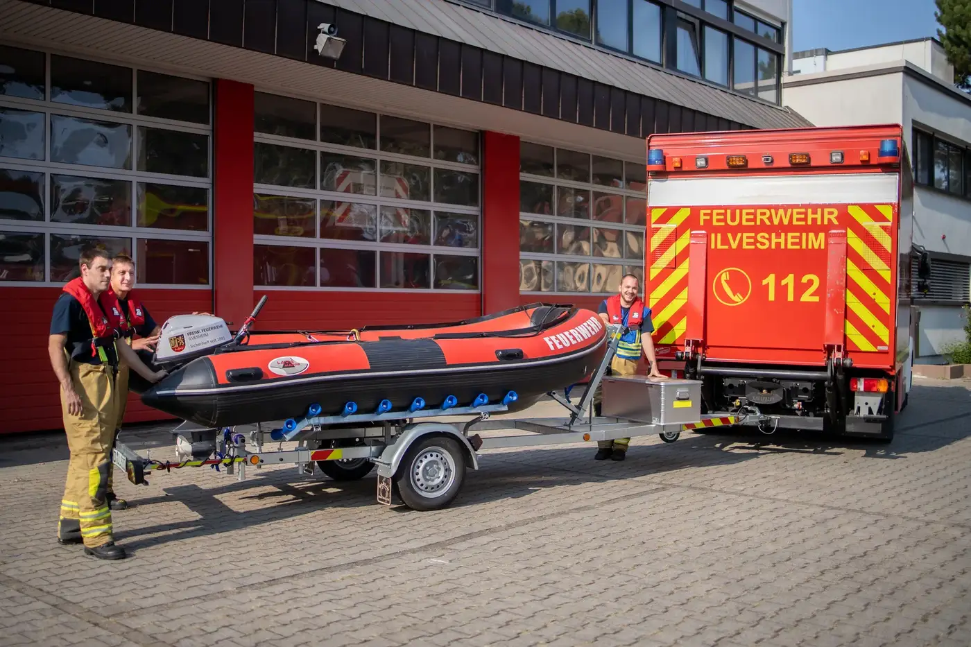 Einsatzkräfte der Feuerwehr Ilvesheim am Rettungsboot