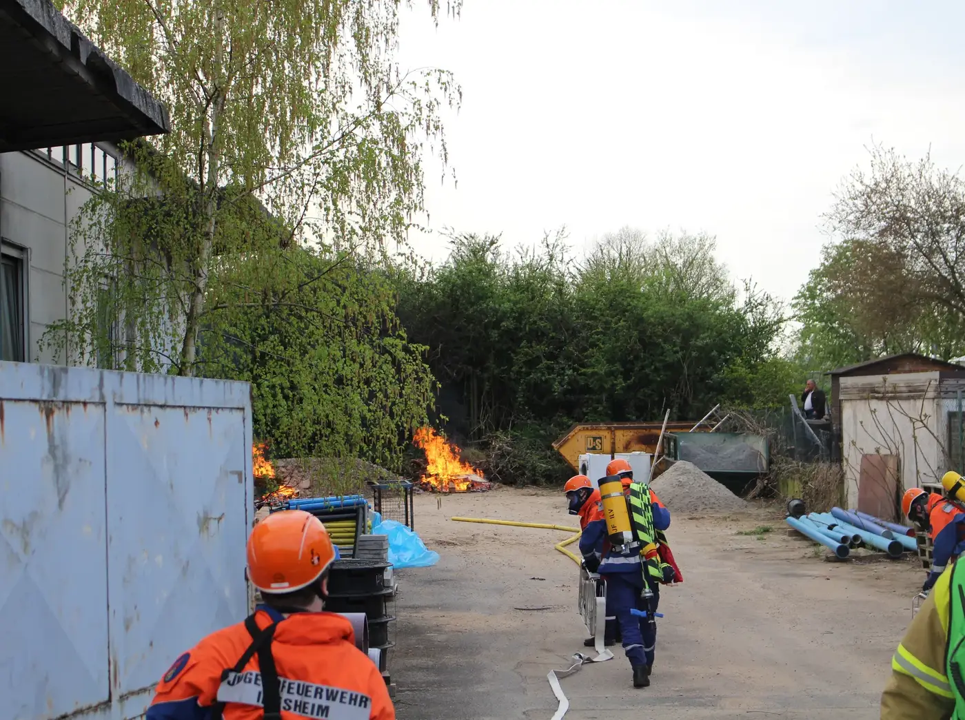 Jugendfeuerwehr Ilvesheim bei einer Brandübung im Freien