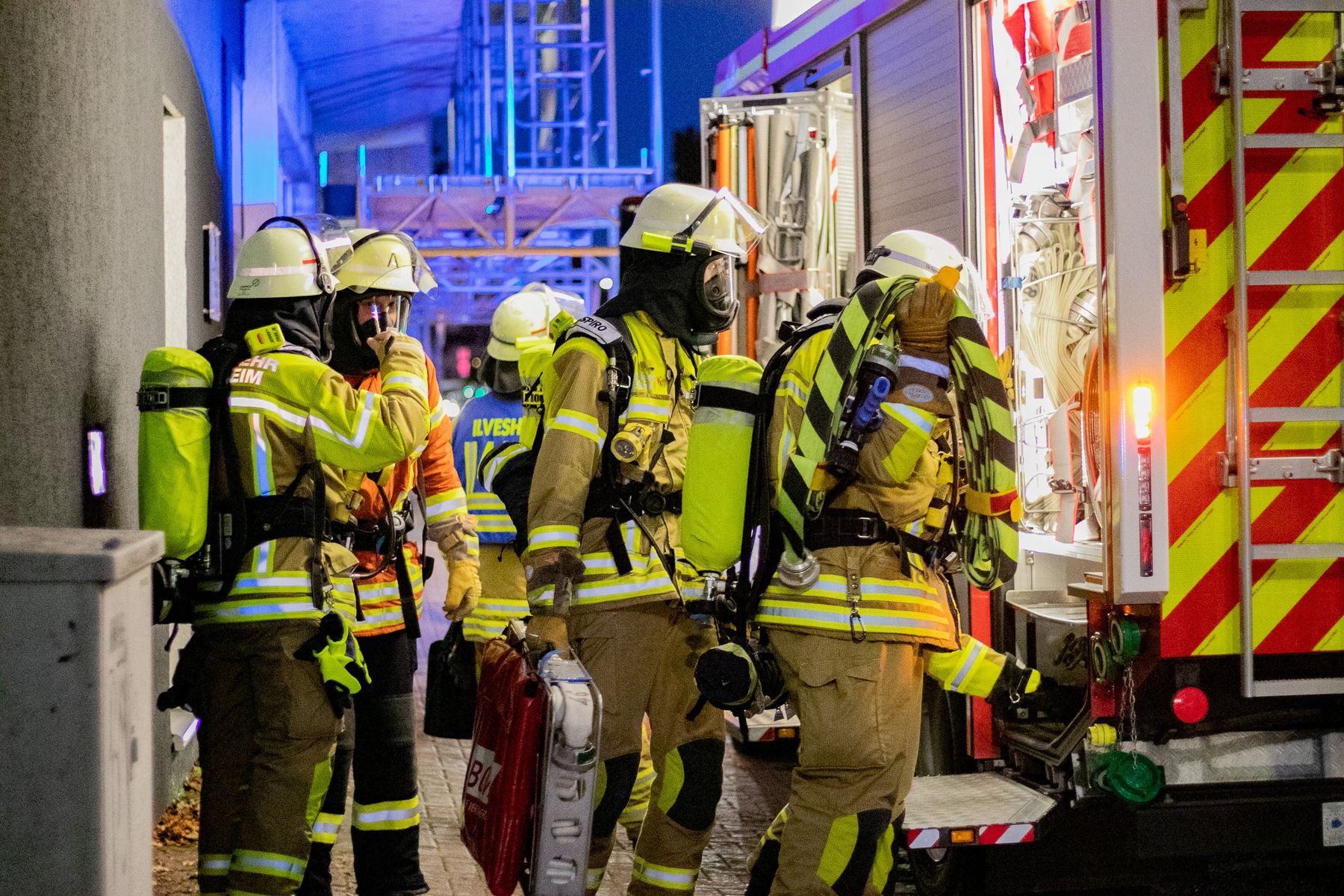 Einsatzkräfte der Feuerwehr Ilvesheim bei Nacht