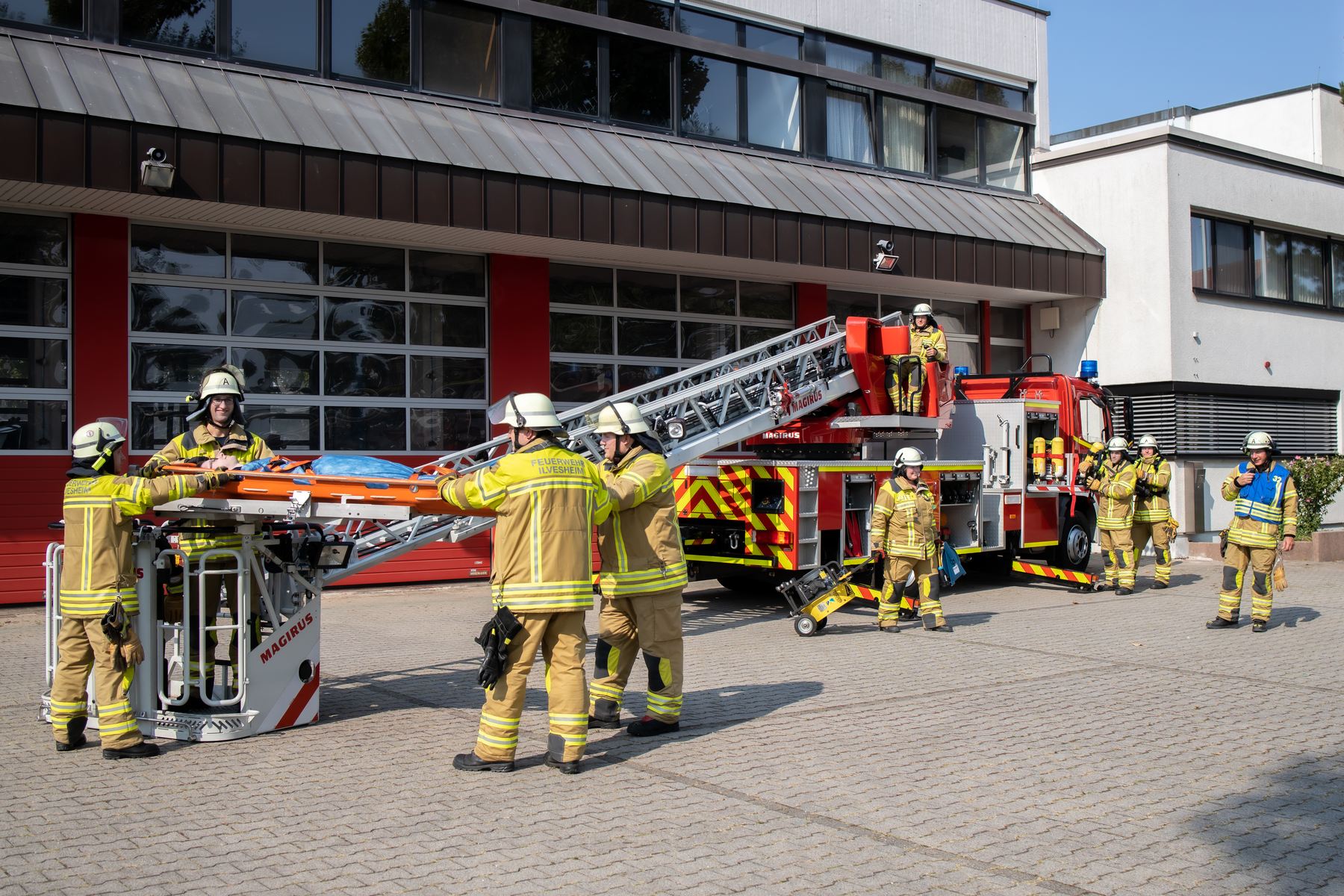 Übung mit der Drehleiter am Feuerwehrgerätehaus