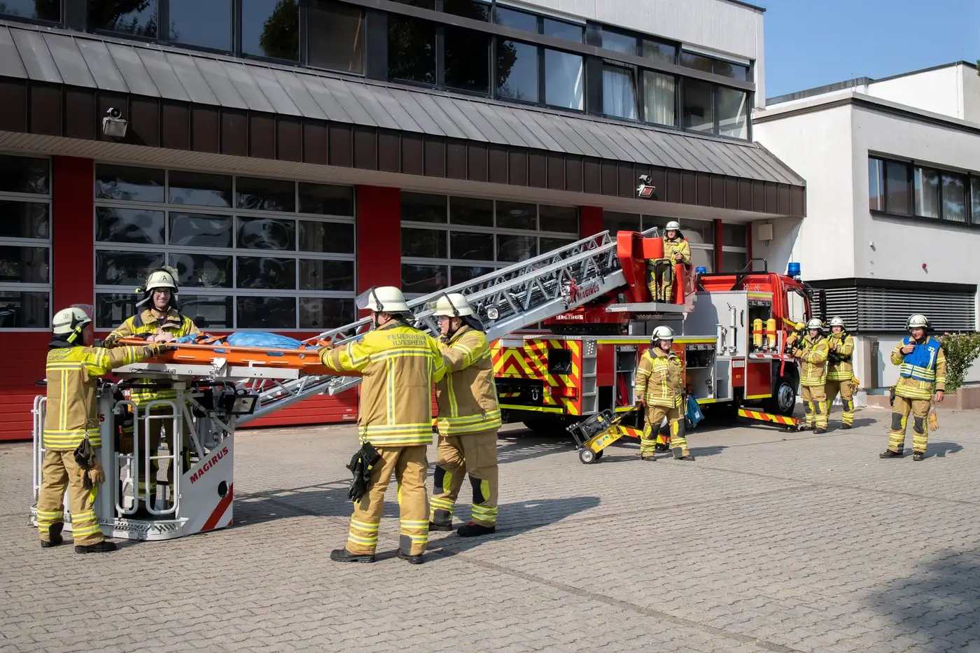 Übung mit der Drehleiter am Feuerwehrgerätehaus