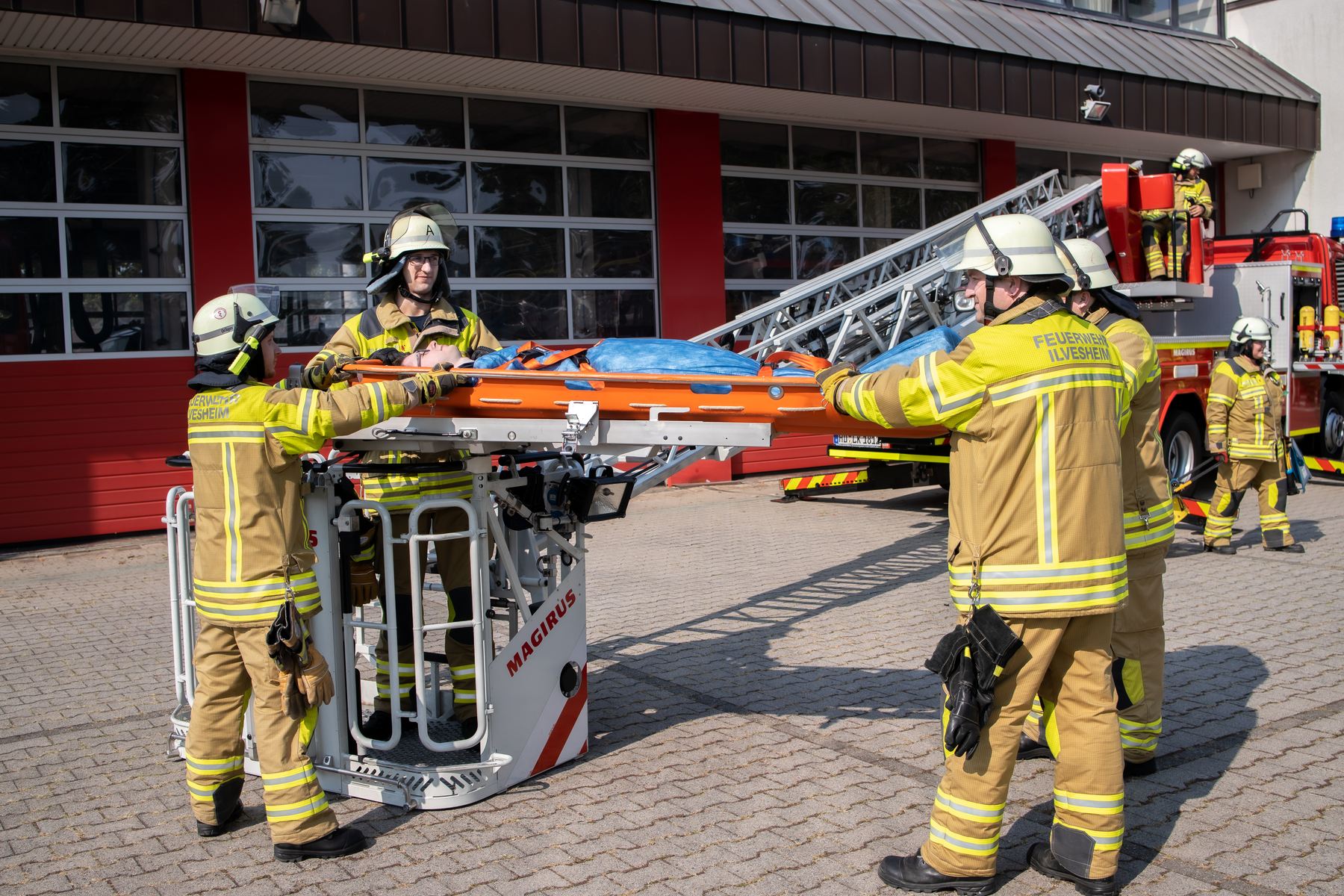 Übung mit der Schleifkorbtrage an der Drehleiter